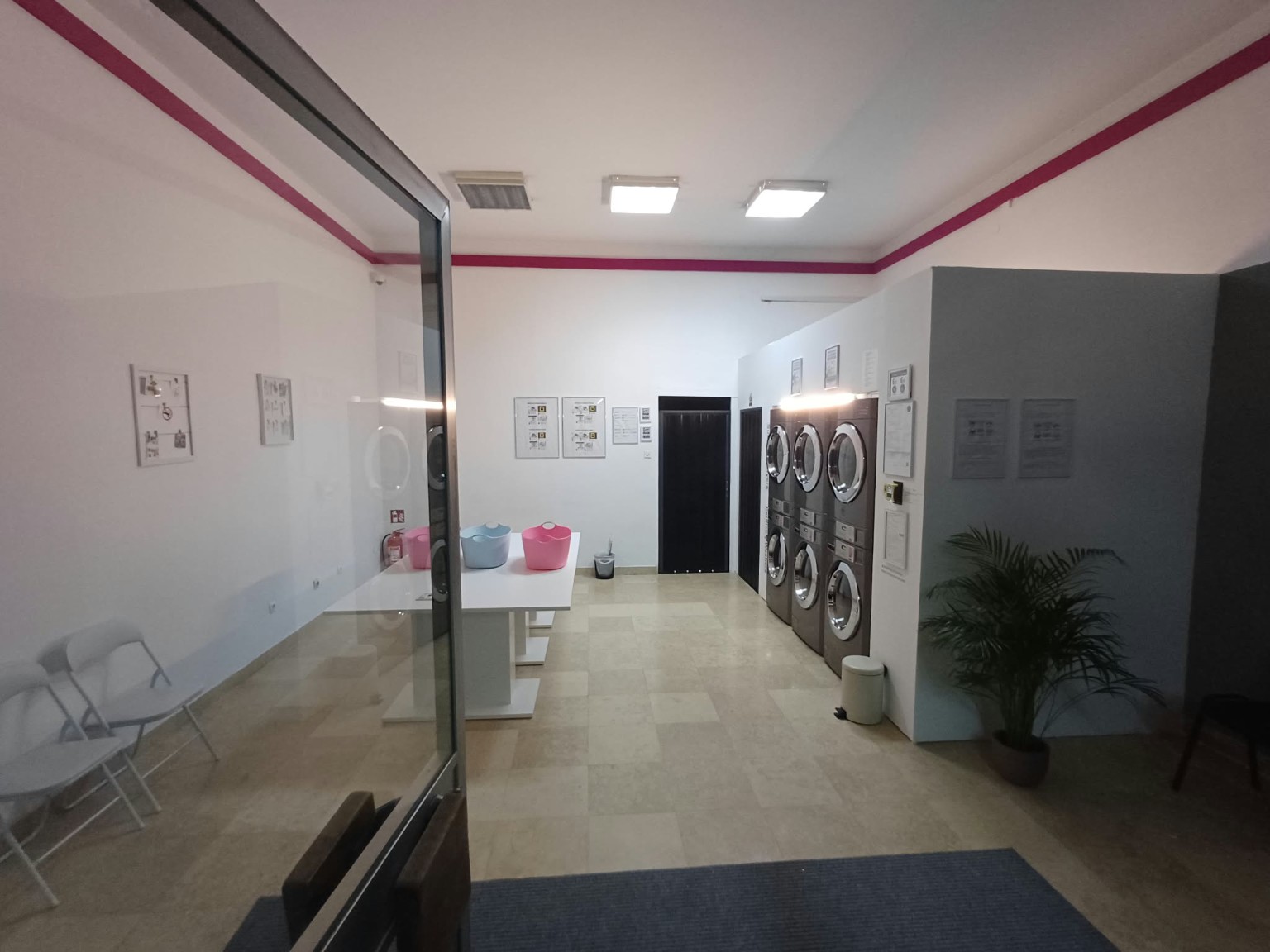 Unutrašnjost praonice Laundry Rijeka s perilicama i prostorom za slaganje rublja